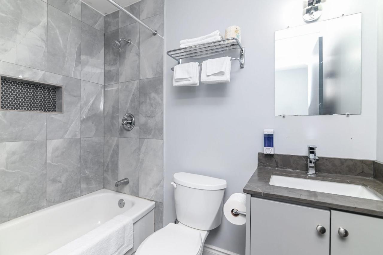 Lakeside Inn Cloyne エクステリア 写真