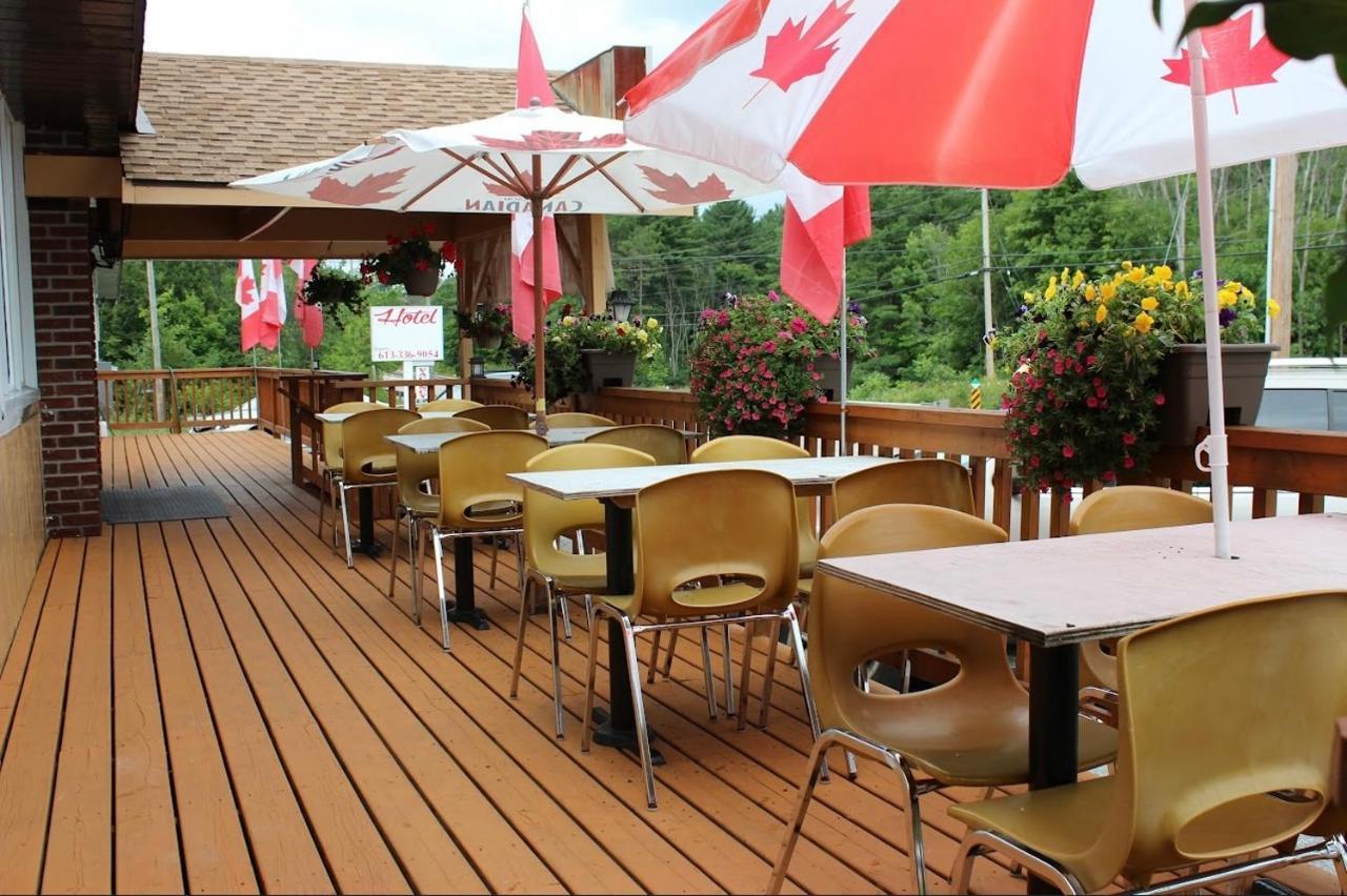 Lakeside Inn Cloyne エクステリア 写真