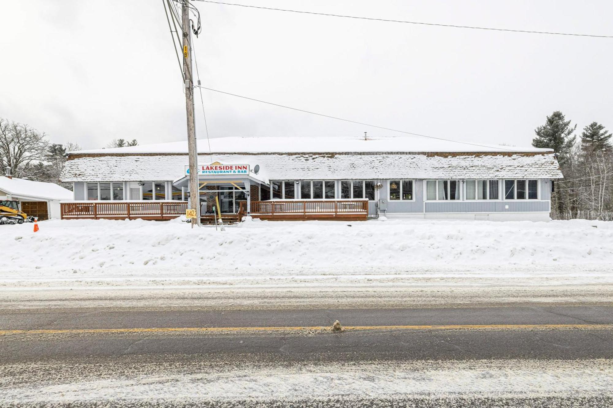 Lakeside Inn Cloyne エクステリア 写真