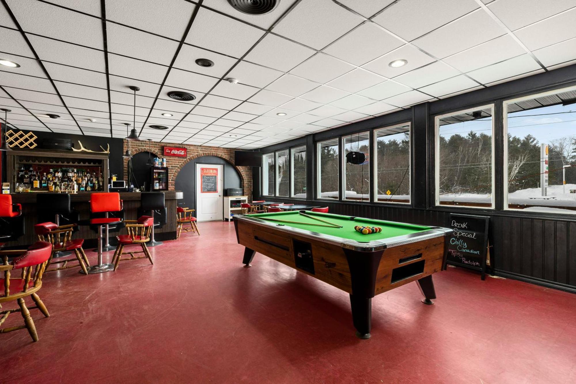 Lakeside Inn Cloyne エクステリア 写真