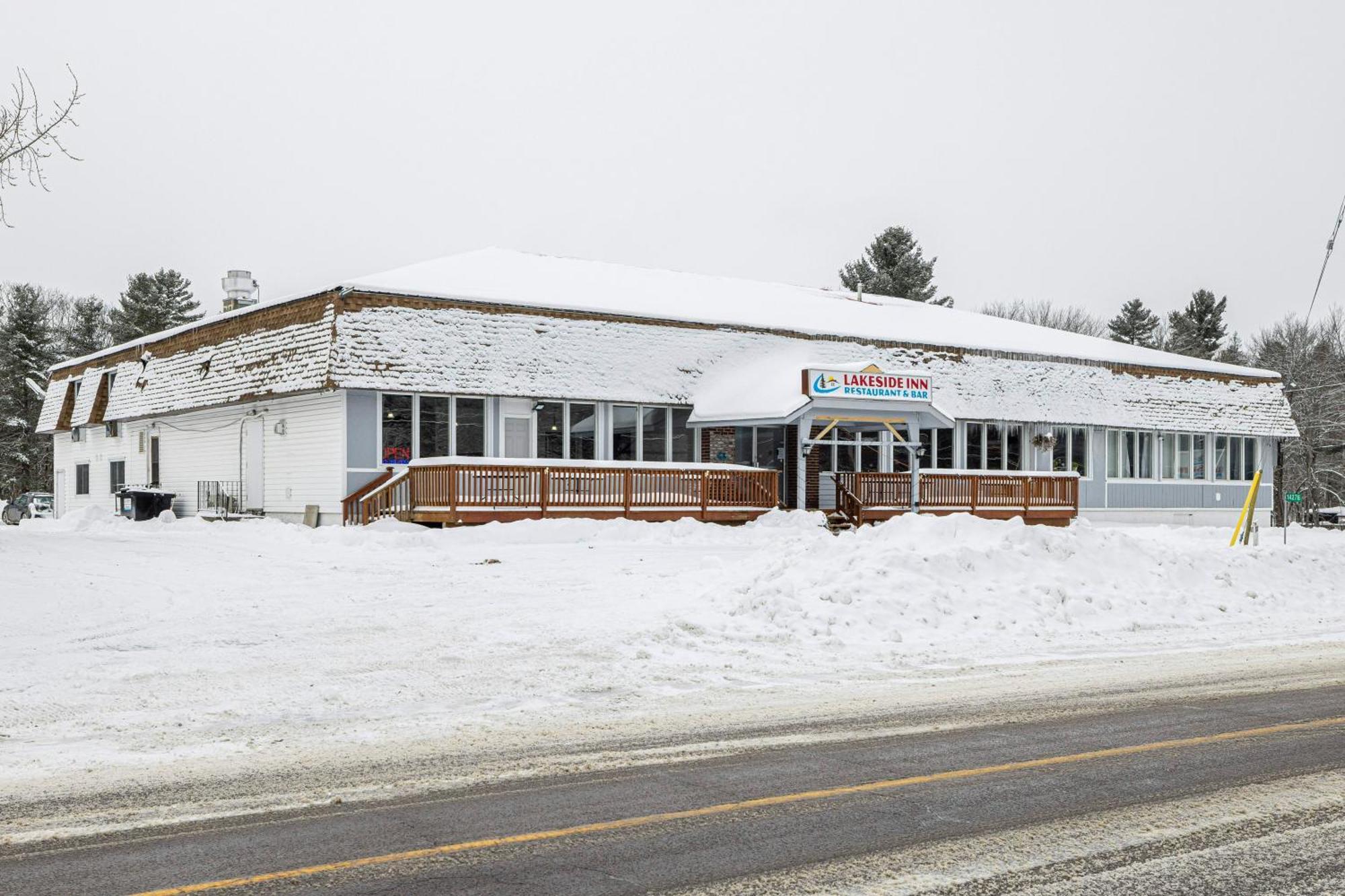 Lakeside Inn Cloyne エクステリア 写真