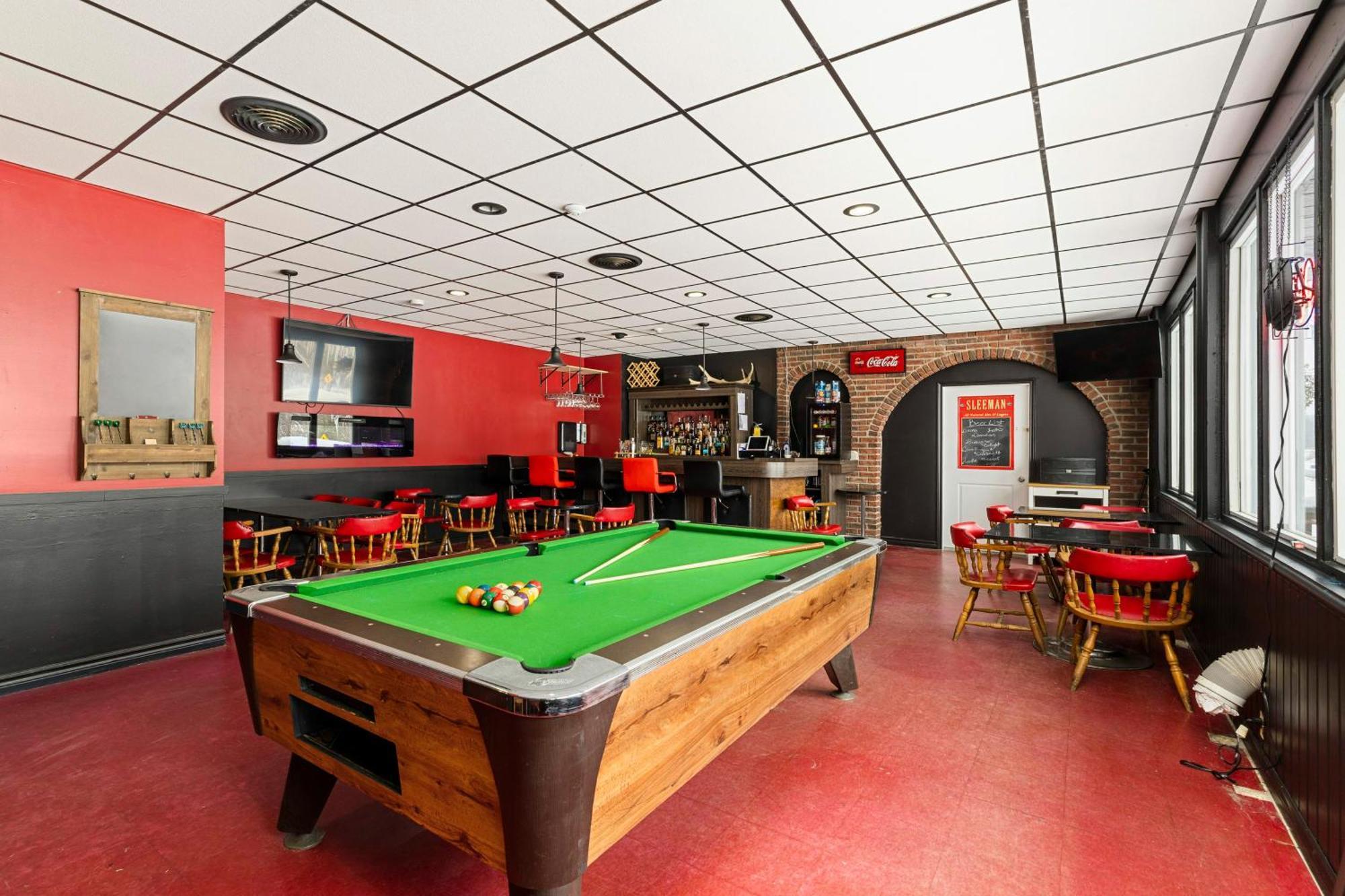 Lakeside Inn Cloyne エクステリア 写真