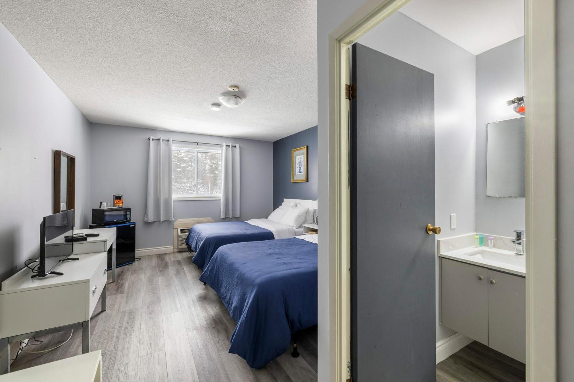 Lakeside Inn Cloyne エクステリア 写真