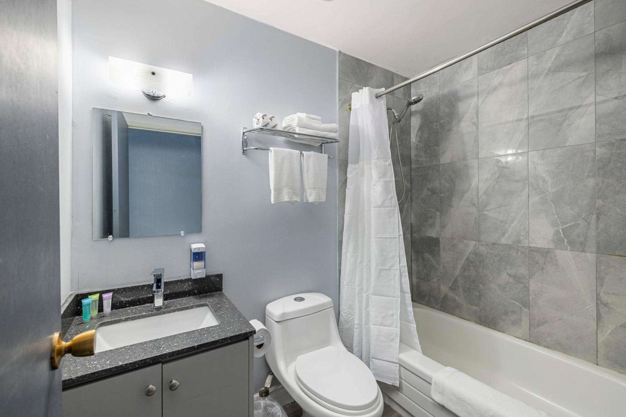 Lakeside Inn Cloyne エクステリア 写真