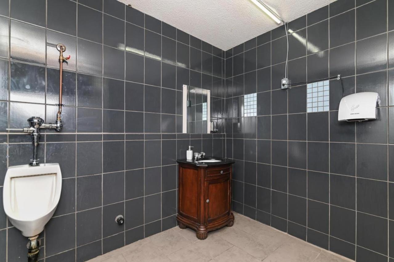 Lakeside Inn Cloyne エクステリア 写真